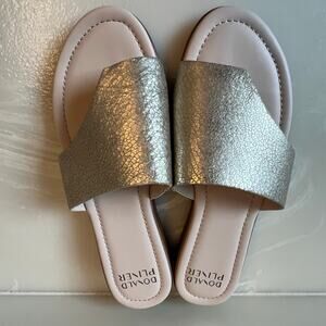 NWOT. DONALD PILNER Gal Slip on Sandal in Pebbled Metalic Leather. Womens size 8